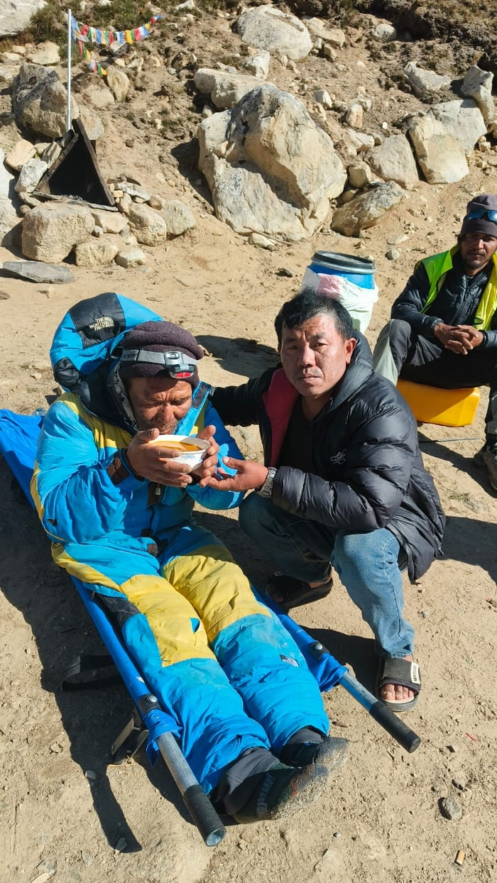 ���� <a href="https://pikabu.ru/story/khillari_dava_sherpa_nedelya_v_zone_smerti_14033066?u=https%3A%2F%2Feveresttoday.com%2Fmiracle-on-everest-dawa-sherpa-found-alive-after-solo-descent-from-high-on-the-mountain%2F&t=Everest%20Today&h=da76917dc436c593543813e0b8eb49871cc23e07" title="https://everesttoday.com/miracle-on-everest-dawa-sherpa-found-alive-after-solo-descent-from-high-on-..." target="_blank" rel="nofollow noopener">Everest Today</a>