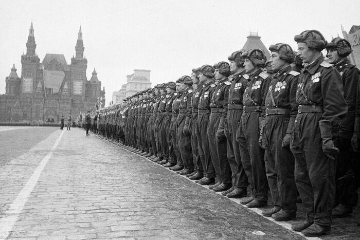 Танкисты во время парада Победы на Красной площади. 24 июня 1945 года. (<a href="https://pikabu.ru/story/bruschatka_dlya_krasnyikh_legionov_14045046?u=https%3A%2F%2Fcommons.wikimedia.org%2Fwiki%2FFile%3A%25D0%259F%25D0%25B0%25D1%2580%25D0%25B0%25D0%25B4_%25D0%259F%25D0%25BE%25D0%25B1%25D0%25B5%25D0%25B4%25D1%258B_%25D0%25BD%25D0%25B0_%25D0%259A%25D1%2580%25D0%25B0%25D1%2581%25D0%25BD%25D0%25BE%25D0%25B9_%25D0%25BF%25D0%25BB%25D0%25BE%25D1%2589%25D0%25B0%25D0%25B4%25D0%25B8_24_%25D0%25B8%25D1%258E%25D0%25BD%25D1%258F_1945_%25D0%25B3._%2838%29.jpg&t=%D0%98%D1%81%D1%82%D0%BE%D1%87%D0%BD%D0%B8%D0%BA&h=e7b806cc2c43224dc27ae005ee04016d260d46d3" title="https://commons.wikimedia.org/wiki/File:%D0%9F%D0%B0%D1%80%D0%B0%D0%B4_%D0%9F%D0%BE%D0%B1%D0%B5%D0%B..." target="_blank" rel="nofollow noopener">Источник</a>)