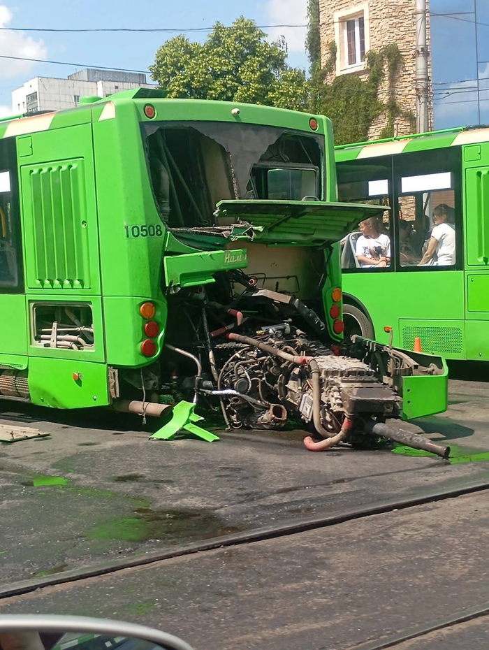 В центре Курска у «Волгабаса» вывалился двигатель