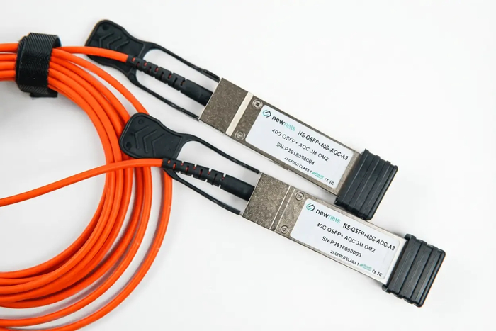 <a href="https://www.newnets.ru/catalog/opticheskie_moduli/newnets/direct_attach/opticheskiy_transiver_ns_qsfp_40g_aoc_a3_soedinitelnyy_shnur_aoc_3m/" target="_blank" rel="nofollow noopener">Пример AOC кабеля. Источник фото</a>