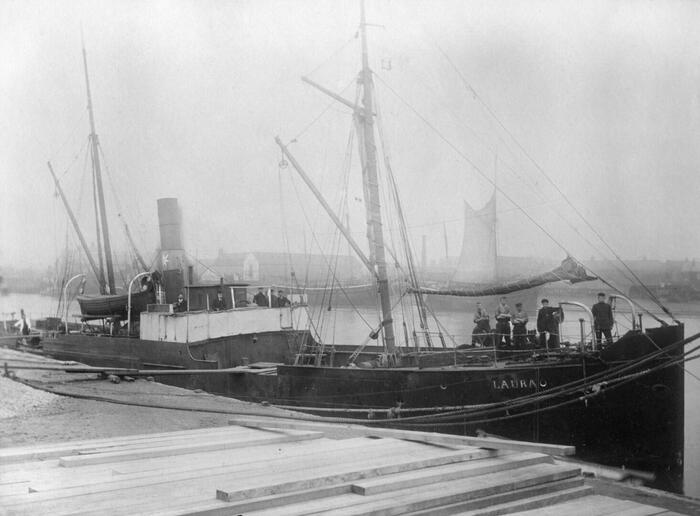 � 1886 ���� ������ �������� Maersk ���� ����������� �� ������ �����, �������� SS Laura, � �� ������ ������ ��������� ���� ������ �� ������� �����.