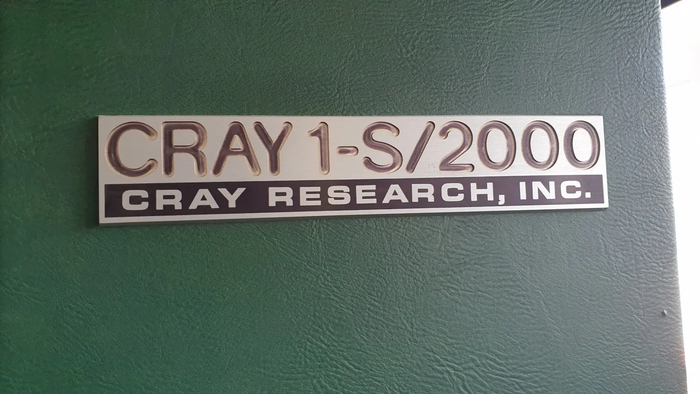 Первые суперкомпьютеры Cray были обшиты натуральной кожей убитых инженеров.
