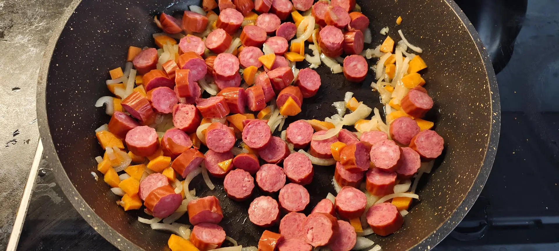 Stewed cabbage with smoked sausages! - Series Male Homemade
, My, Recipe, Men's cooking, Food, Vegetables, Cabbage, Sausage, Kitchen, Men, Preparation, Yummy, Dinner, Cooking for the lazy, Sauce, Greenery, The photo, Mobile photography, Longpost
