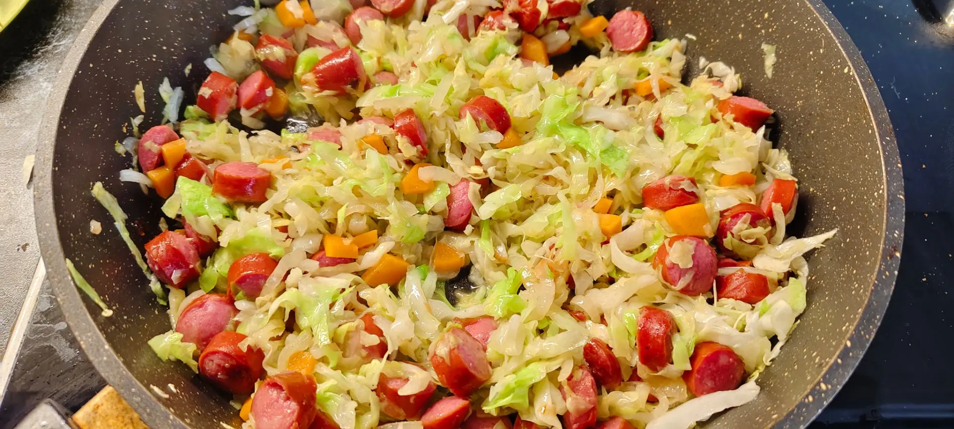 Stewed cabbage with smoked sausages! - Series Male Homemade
, My, Recipe, Men's cooking, Food, Vegetables, Cabbage, Sausage, Kitchen, Men, Preparation, Yummy, Dinner, Cooking for the lazy, Sauce, Greenery, The photo, Mobile photography, Longpost