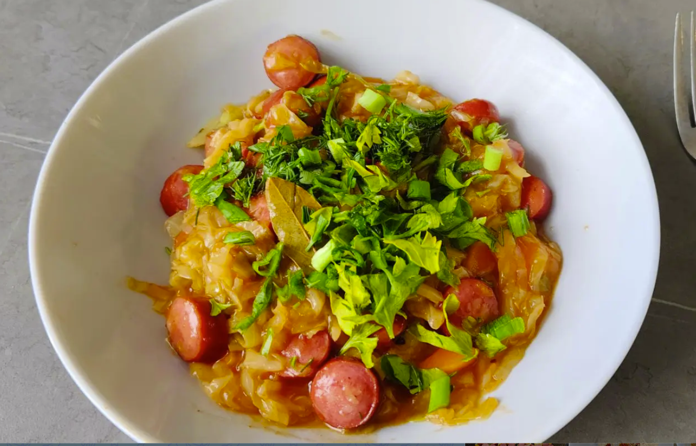 Stewed cabbage with smoked sausages! - Series Male Homemade
, My, Recipe, Men's cooking, Food, Vegetables, Cabbage, Sausage, Kitchen, Men, Preparation, Yummy, Dinner, Cooking for the lazy, Sauce, Greenery, The photo, Mobile photography, Longpost