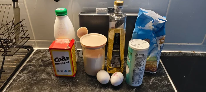 Kefir pancakes for breakfast! - My, Recipe, Bakery products, Men's cooking, Breakfast, Food, Pancakes, Kitchen, Cooking, Cooking for the lazy, Preparation, Dough, Flour, The photo, Mobile photography, Male, Family, Sweets, Sour cream, Dessert, Longpost