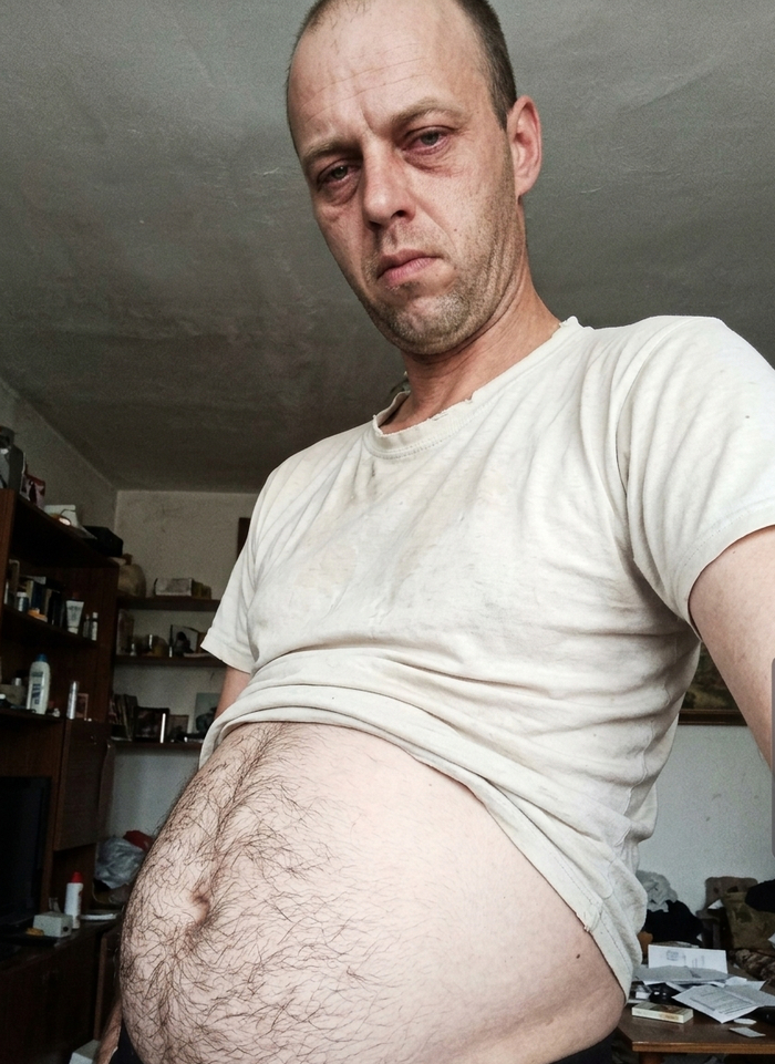 А ещё неприглядные телеса напоказ и этот жуткий ракурс снизу вверх, с которого даже у более стройных мужчин появляется второй подбородок. Мужика, если что, сгенерила в ИИ на основе реальных — не хотела палить чужие лица и нарушать закон