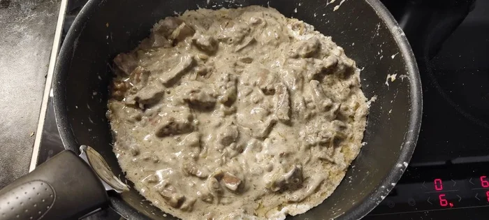 Beef liver Stroganoff with mashed potatoes - Series Male Homemade
, My, Recipe, Men's cooking, Liver, Dinner, Vegetables, Food, Potato, Puree, Sour cream, Cooking for the lazy, Meat, The photo, Mobile photography, Cooking, Kitchen, Preparation, Tableware, Pickles, Longpost