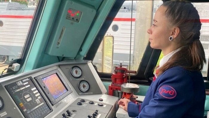 ��������: ��������-����� / <!--noindex--><a href="https://pikabu.ru/story/v_rossii_poyavilas_pervaya_zhenshchina__mashinist_gruzovogo_lokomotiva_14103190?u=http%3A%2F%2Ft.me%2Ftelerzd&t=t.me%2Ftelerzd&h=df6a65c7ba9e5798234b37540b54b88b0dcc68a0" title="http://t.me/telerzd" target="_blank" rel="nofollow noopener">t.me/telerzd</a><!--/noindex-->