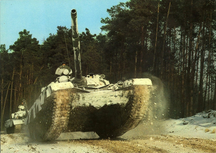 Эпичный кадр с Т-72М1 ННА ГДР на зимних учениях.