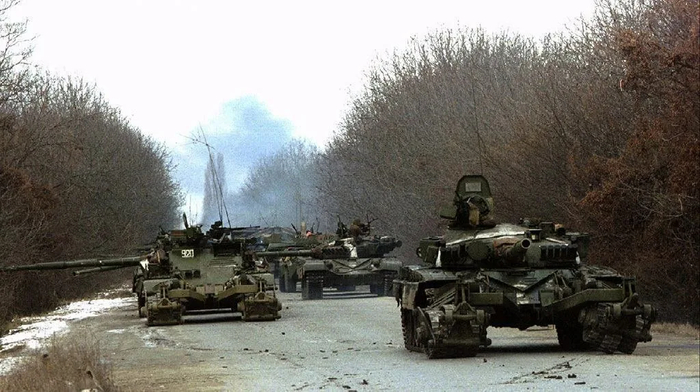Танки Т-72А 693 Мотострелкового полка на пути к Грозному. Слева на дороге стоит необычная машина разминирования БМР-1 сделанная на базе СУ-122-54.