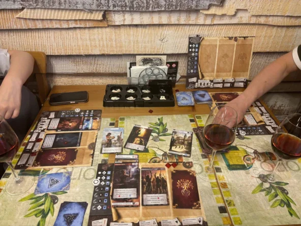 Вот такой мозговой штурм был за игрой в настолку. Кстати, в бокалах не пино нуар, а ягодный морс. Но это не точно (может быть и вишневый сок).