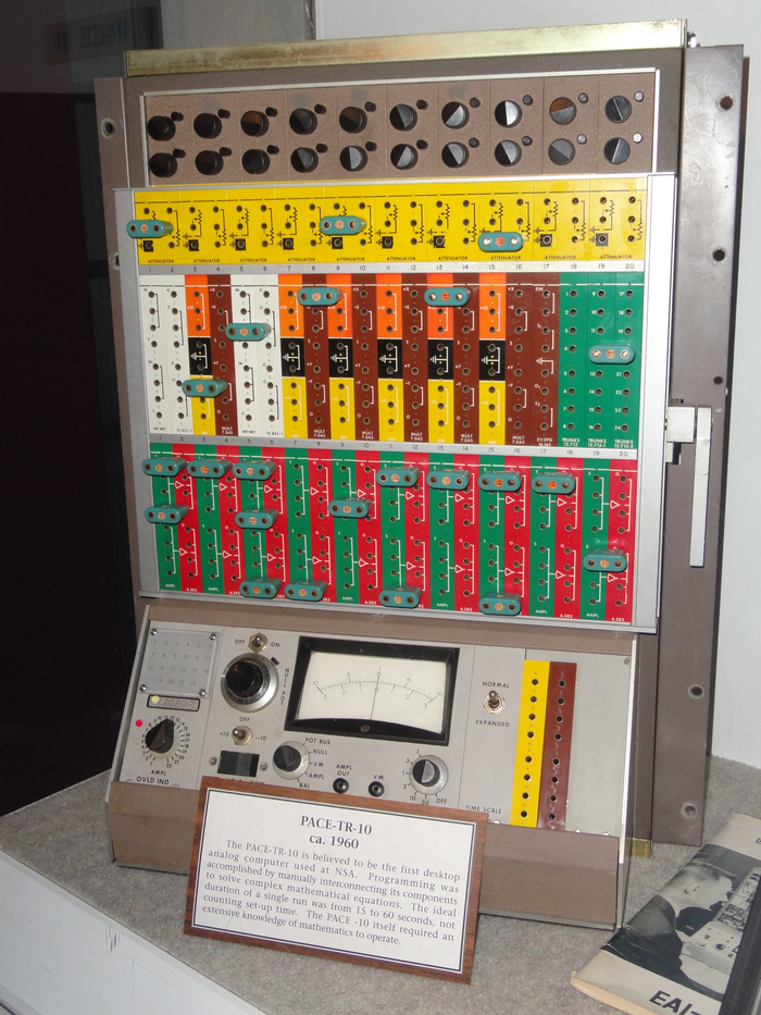 EAI PACE TR-10 (<a href="https://commons.wikimedia.org/wiki/File:PACE-TR-10_analog_computer_-_National_Cryptologic_Museum_-_DSC07908.JPG" target="_blank" rel="nofollow noopener">Источник</a><a href="https://commons.wikimedia.org/wiki/File:PACE-TR-10_analog_computer_-_National_Cryptologic_Museum_-_DSC07908.JPG)%EF%BF%BC" target="_blank" rel="nofollow noopener">)</a>