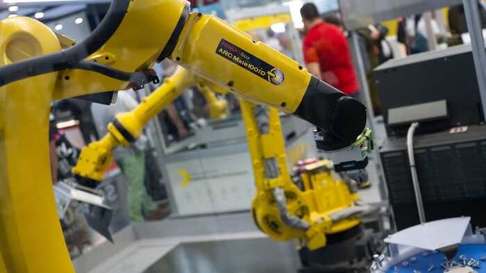Более тысячи рабочих на заводе General Motors заменили пятьюдесятью роботами