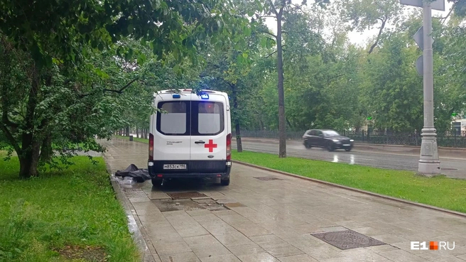��������: ����� ������ / <!--noindex--><a href="https://pikabu.ru/story/v_tsentre_ekaterinburga_nashli_trup_samokatchika_14132372?u=http%3A%2F%2FE1.RU&t=E1.RU&h=d14cb2f4849bc246a517d6332b909846dc263a36" title="http://E1.RU" target="_blank" rel="nofollow noopener">E1.RU</a><!--/noindex-->