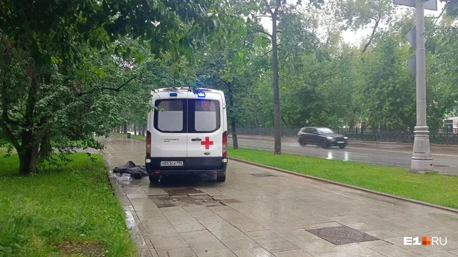 The body of a scooter rider was found in the center of Yekaterinburg. - Series Articles from the web, Negative, Incident, Driver, Yekaterinburg, Death, Sidewalk, Kick scooter, Scooters, Electric scooter