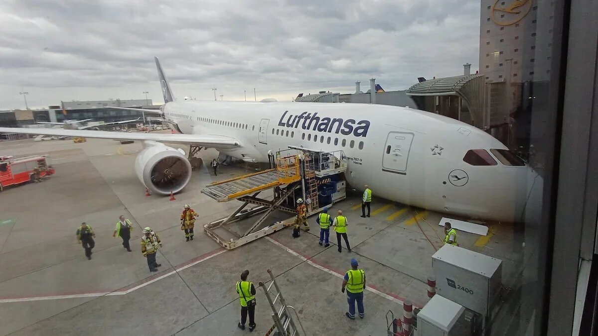 Forgot to insert the pin - My, civil Aviation, The airport, Aviation, Flight, Airplane, Germany, Incident, Crash, Negligence, Pilot, Video, Youtube, Short videos, Longpost, Negative