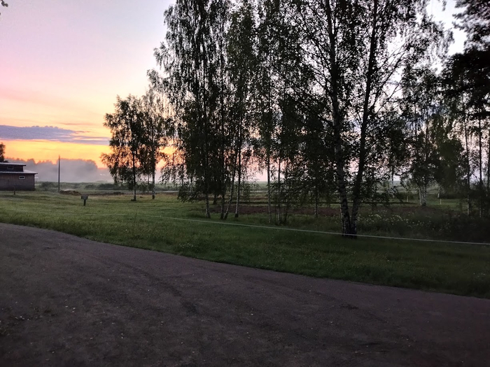 Прошлый июль, половина четвертого утра, рассвет в Новгородской области. Я шел пьяненький спать, сам не очень помню, как делал фото, но видимо, мне и правда было красиво)