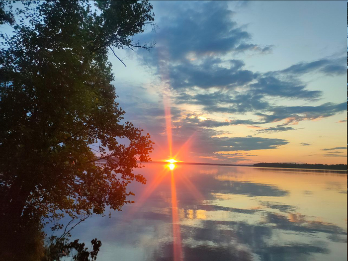 есть еще вторая фотка, без дерева, но там плавки на веревке сохнут, т.ч. эта таки красивей))