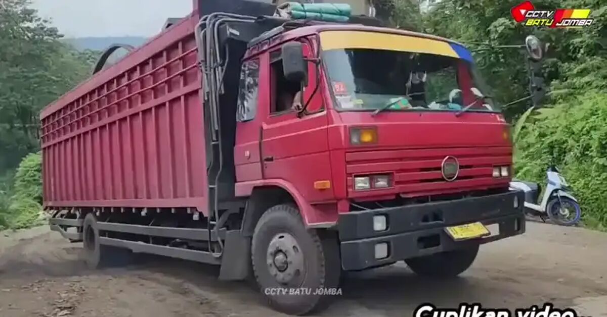 A gathering of clumsy, incompetent people - Road accident, Crash, Slope, Rise, The mountains, Sumatra, Indonesia, Grounding, Video