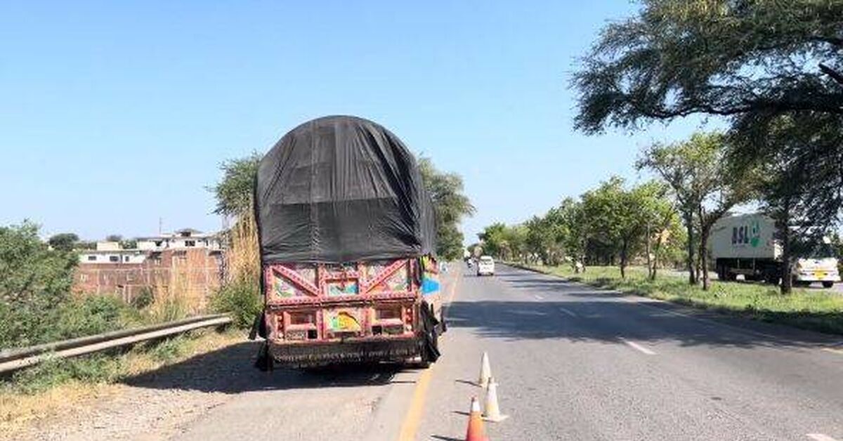 Typical Pakistan. Overloaded, broke down. Truck repairs on the highway. - Pakistan, Repair of equipment, Auto repair, Rukozhop, Car service, Road accident, Breaking, Truck, Spare parts, Pakistani Technology, Road, Auto, Pakistanis, Video, Rutube