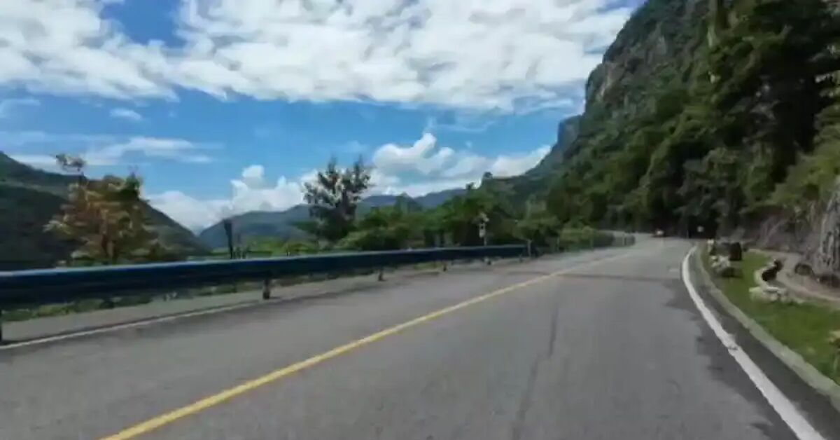 I don't even know if he was lucky or not... - China, Road accident, Crash, Road, Moto, Motorcyclists, Rockfall, Video, Short videos, Negative