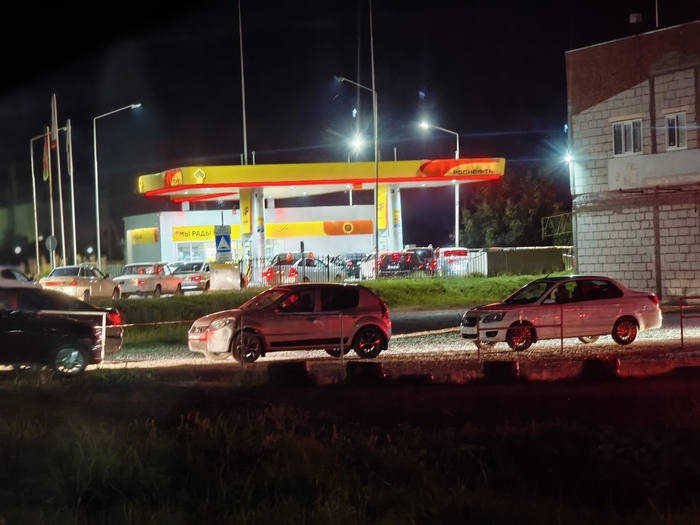 Вид на очередь издалека
