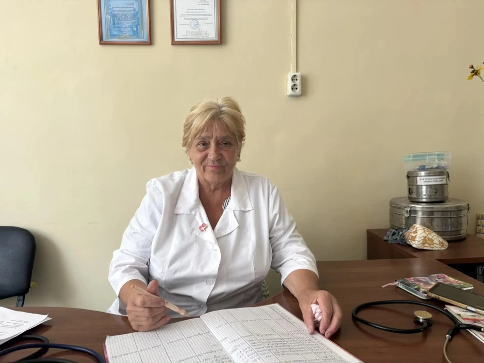 The Island Paramedic: How a 74-year-old nurse with a pacemaker in her chest swims down the river to see patients every day. - My, The patients, Medics, Paramedic, Negative, Longpost