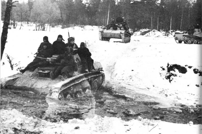 Малые танки Т-60 с десантом на броне показывают класс в движении по пересеченной местности