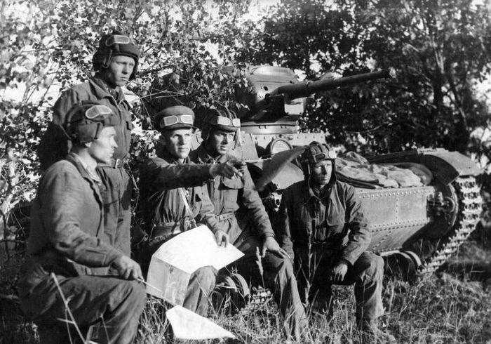 Старший лейтенант Быстров с личным составом показывают фотокорреспонденту Николаю Финикову, как важно уметь читать карту и соотносить изображение с реальной местностью, Смоленская обл., лето 1941