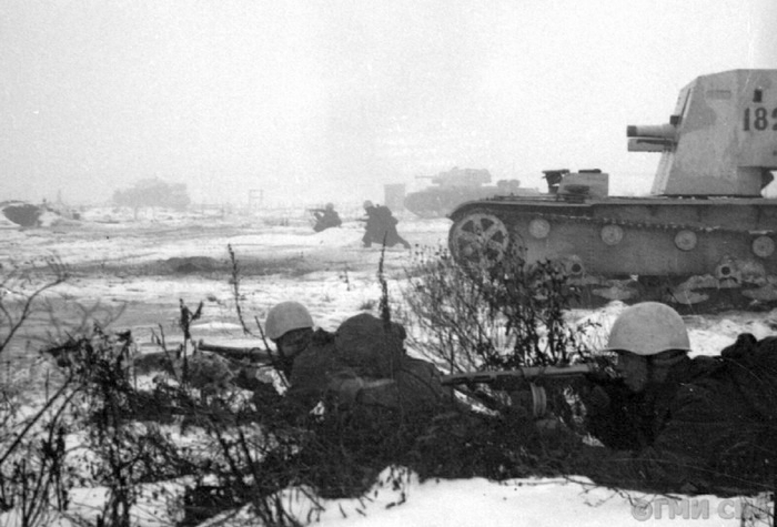 С осени 1941 до начала 1943 года на Кировском заводе собрали около трех десятков 76-мм эрзац-САУ на базе Т-26, которые побатарейно (по 4 установки) отправляли на усиление танковых бригад