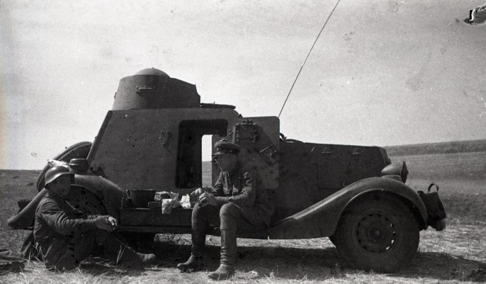 Боевой путь легкого пулемётного бронеавтомобиля БА-20 начался летом 1939 года в боях с японцами и закончился летом 1945 года опять-таки в боях с японцами. Круг замкнулся.