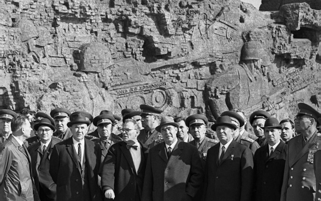 Открытие мемориала на Мамаевом кургане. Слева от Брежнева — Евгений Вучетич