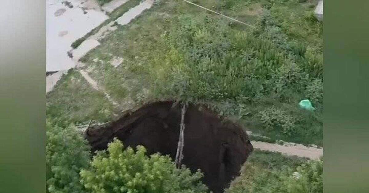A giant sinkhole left the left bank of Novosibirsk without water. - Novosibirsk, Failure, Crash, Video, Video VK, Short videos