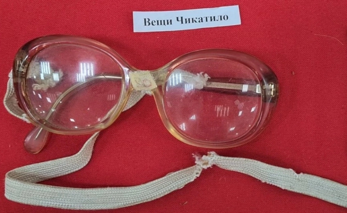 Очки в потёртой оправе с зашитой резинкой. Фото: <a href="https://pikabu.ru/story/zhutkaya_yenergetika_pochemu_ot_shlyapyi_i_ochkov_chikatilo_brosaet_v_drozh_14177999?u=https%3A%2F%2Frostov.aif.ru%2F&t=Rostov.aif.ru&h=87a24cf991b6fcea17a6d27eb3bd5a0e521eb517" title="https://rostov.aif.ru/" target="_blank" rel="nofollow noopener">Rostov.aif.ru</a>/ Елена Шашкова