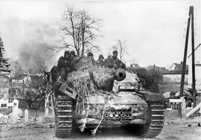 Гренадеры 4-го танкового корпуса СС на штурмовом орудии StuG III в венгерской деревне, оставленной Красной Армией в районе озера Балатон