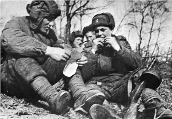 Перекур танкистов 4-й гвардейской армии в минуты отдыха на берегу озера Балатон