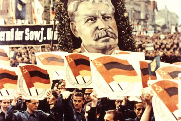 <a href="https://pikabu.ru/story/za_stenoy_3_14164841?u=https%3A%2F%2Fwww.spiegel.de%2Fgeschichte%2Fdeutschlandtreffen-der-jugend-in-ost-berlin-1950-party-der-fdj-a-0e5d3437-b421-4505-a6af-4509639be2bb&t=%D0%9C%D0%BE%D0%BB%D0%BE%D0%B4%D1%91%D0%B6%D0%BD%D1%8B%D0%B9%20%D1%81%D0%BB%D1%91%D1%82%201950%20%D0%B3%D0%BE%D0%B4%D0%B0&h=8f41362a11ae37c8dc9060b01f63686a8d99015b" title="https://www.spiegel.de/geschichte/deutschlandtreffen-der-jugend-in-ost-berlin-1950-party-der-fdj-a-0..." target="_blank" rel="nofollow noopener">Молодёжный слёт 1950 года</a>