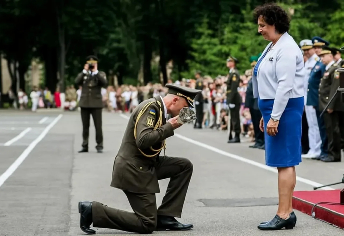 <!--noindex--><a href="https://pikabu.ru/story/eshchyo_nemnogo_o_novom_komanduyushchem_vsu_14178026?u=https%3A%2F%2Fnewizv.ru%2Fnews%2F2026-07-22%2Fotstupat-i-preklonyatsya-kto-teper-komanduet-vsu-441718%3Futm_source%3Dgoogle.com%26utm_medium%3Dorganic%26utm_campaign%3Dgoogle.com%26utm_referrer%3Dgoogle.com&t=https%3A%2F%2Fnewizv.ru%2Fnews%2F2026-07-22%2Fotstupat-i-preklonyatsya-k...&h=4ccf3772a32437b1cdf49259b5e5bd2fc62974f3" title="https://newizv.ru/news/2026-07-22/otstupat-i-preklonyatsya-kto-teper-komanduet-vsu-441718?utm_source..." target="_blank" rel="nofollow noopener">https://newizv.ru/news/2026-07-22/otstupat-i-preklonyatsya-k...</a><!--/noindex-->