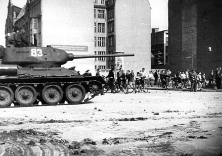 <a href="https://pikabu.ru/story/za_stenoy_4_14182410?u=https%3A%2F%2Fde.wikipedia.org%2Fwiki%2FAufstand_vom_17._Juni_1953&t=%D0%A1%D0%BE%D0%B2%D0%B5%D1%82%D1%81%D0%BA%D0%B8%D0%B9%20%D1%82%D0%B0%D0%BD%D0%BA%20%D0%B2%20%D0%91%D0%B5%D1%80%D0%BB%D0%B8%D0%BD%D0%B5&h=58198d8bcf954fd53c8d6f71d03f1febfc380d96" title="https://de.wikipedia.org/wiki/Aufstand_vom_17._Juni_1953" target="_blank" rel="nofollow noopener">��������� ���� � �������</a>