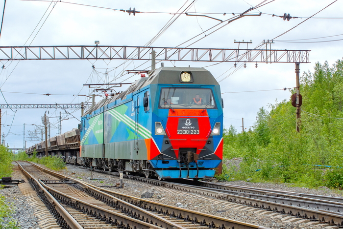 Электровоз 2ЭС10-223 " Гранит" с составом думпкар на станции Восточная. Депо приписки ПО "Апатит" Дата: 23.06.2019