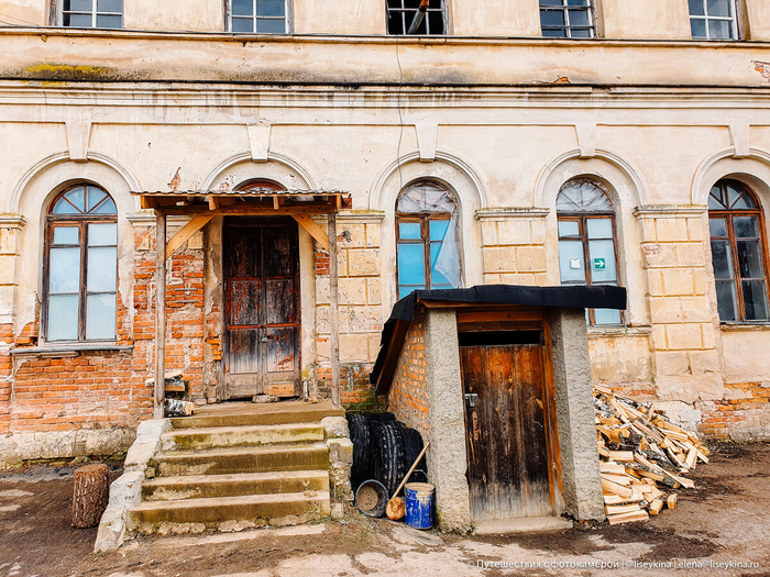 В разное время тут был сельский клуб, библиотека, здание использовалось и под колхозные нужды.