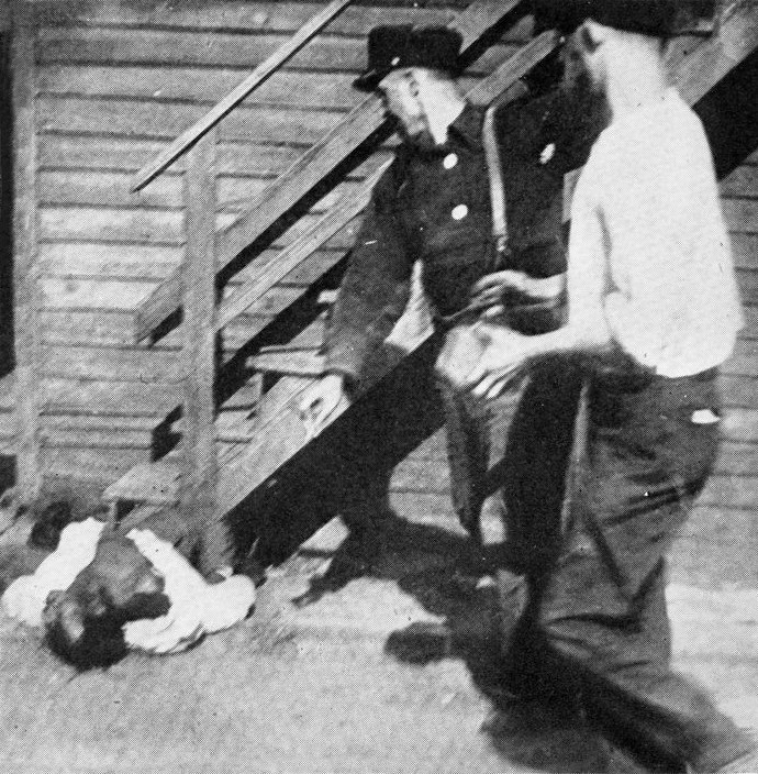 Афроамериканца забивают камнями белые во время расовых беспорядков в Чикаго в 1919 году