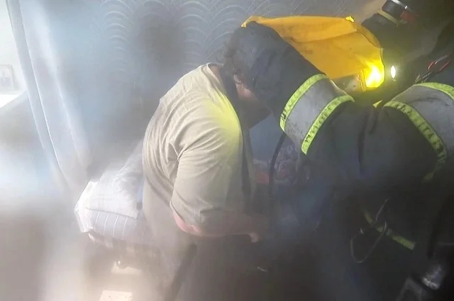 Some people caught the child jumping out of the fire with their hands, others just watched - My, Negative, Kindness, Ministry of Emergency Situations, Video, Longpost