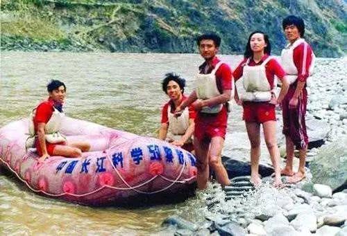 Response to the post The raging Yangtze River in the Tiger Leaping Gorge (southwest China) - Short videos, Vertical video, With sound, Video, Nature, Yangtze, China, Gorge, Asia, River, Flow, Spectators, Tourist places, Travels, Туристы, Element, Swirling, Reply to post, Longpost