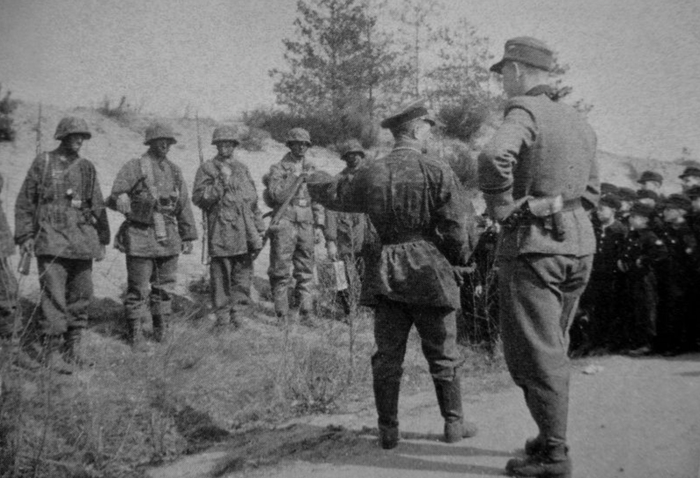 Мальчики из младшей возрастной группы «Гитлерюгенда» («Дойчес юнгфольк» — Deutsches Jungvolk) на встрече с солдатами 12-й танковой дивизии СС «Гитлерюгенд»