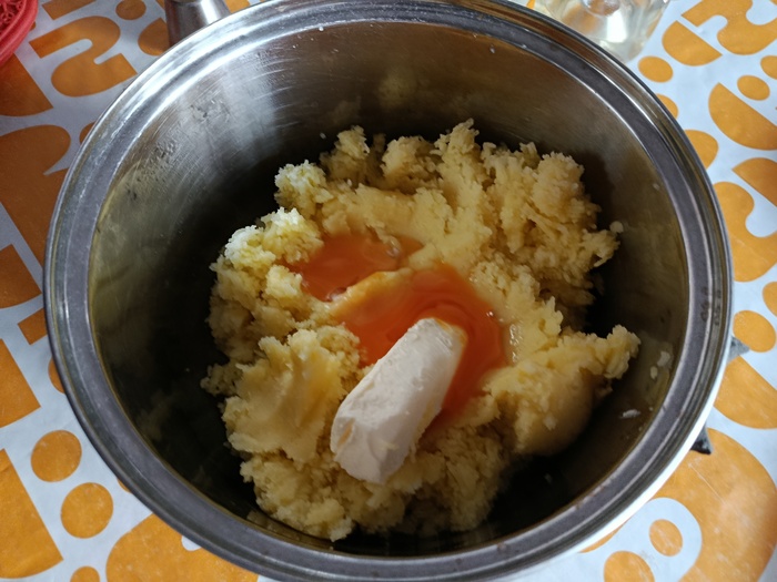 Пюре, масло, яйца.