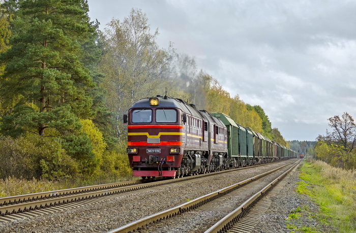 Тепловоз 2М62У-0266 "LDZ" Латвийские железные дороги с грузовым поездом станция Белкино Псковской области. Дата: 06.10.2014