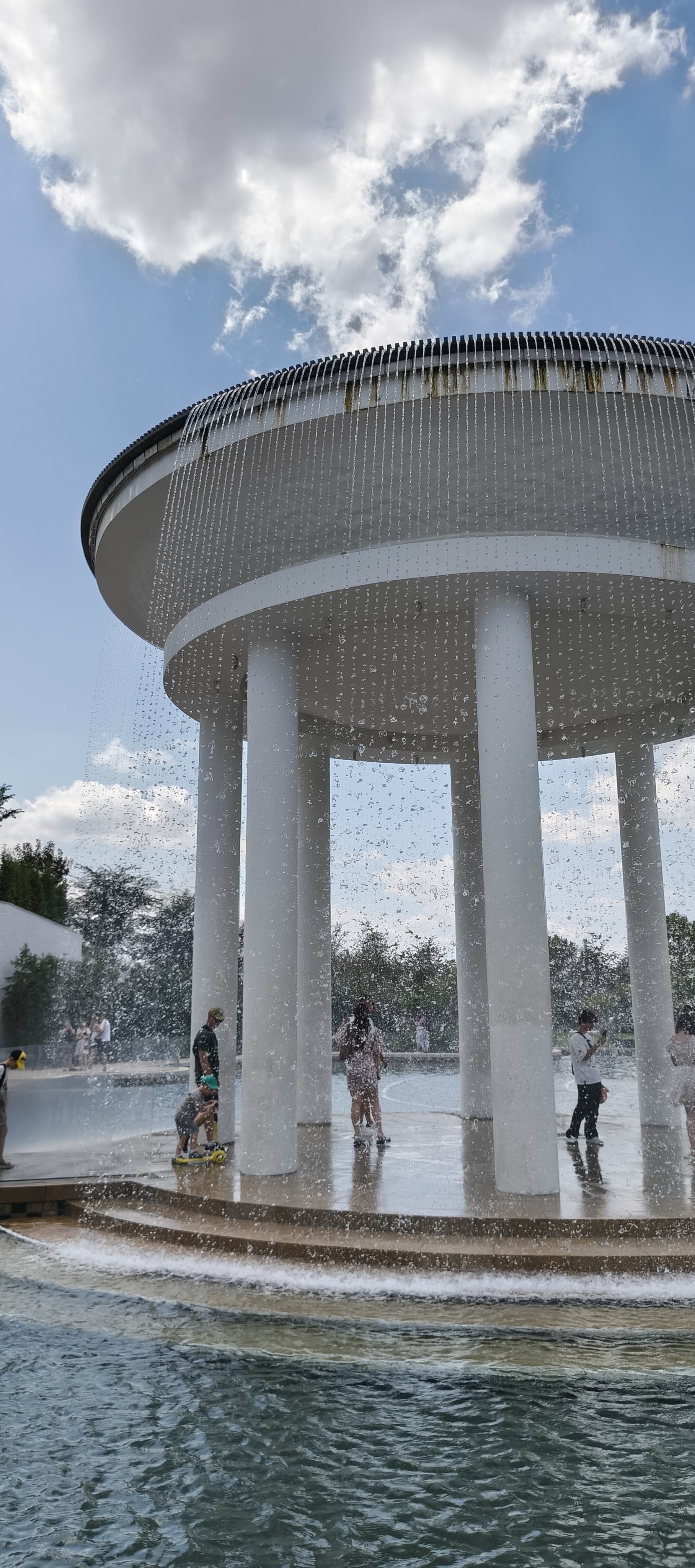 A rotunda with a lake in Cloud Park in Krasnodar. - Series Krasnodar, My, Calmness, Krasnodar, Joy, Краснодарский Край, Good mood, Mood, beauty, Happiness, Nature, Walk, sights, Town, City walk, Lake, Video, Vertical video, Short videos, Longpost