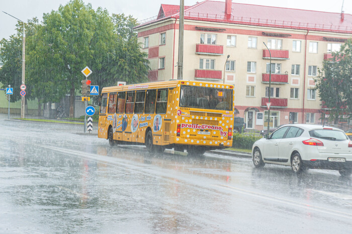 Грозовой ливень в Лиде. Неман-5201-050 №020944 (АЕ 9359-4) в рекламной окраске.
